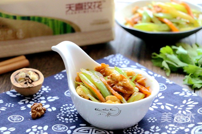 西芹炒核桃仁的做法-家常味炒菜譜