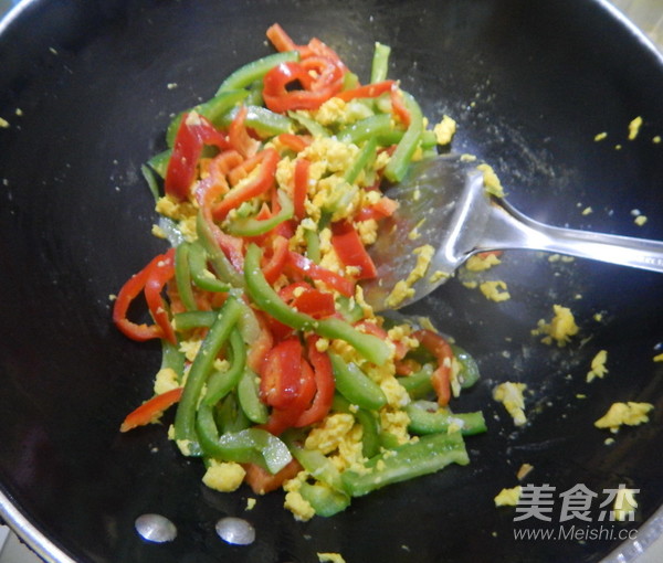 青紅椒炒雞蛋的做法-咸鮮味炒菜譜