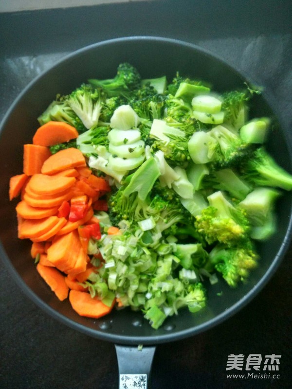 西蘭花炒胡蘿卜的做法-家常味炒菜譜