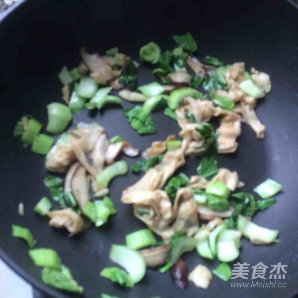 香菇青菜豆腐皮湯的做法-家常味煮菜譜