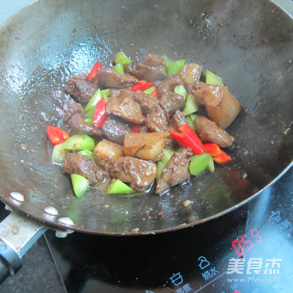 萵筍燜紅燒肉的做法-家常味燜菜譜