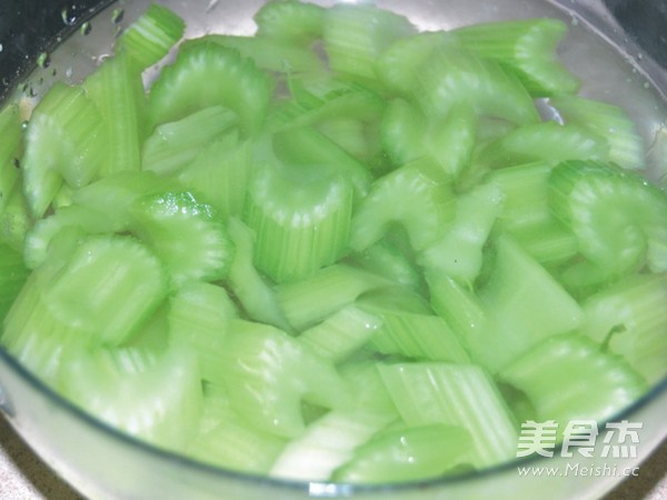 西芹炒臘肉的做法-家常味炒菜譜