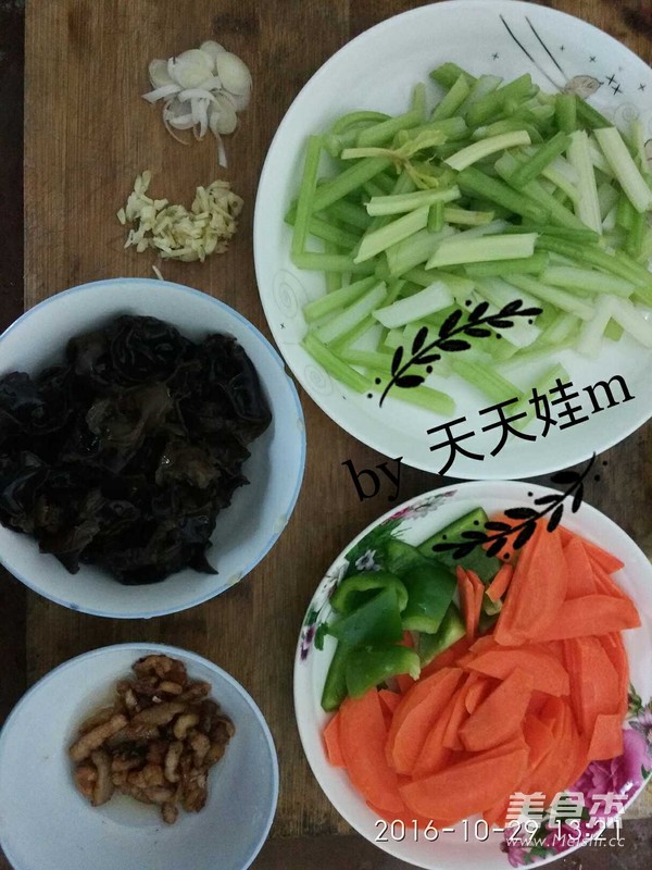 胡蘿卜木耳炒芹菜的做法-家常味炒菜譜