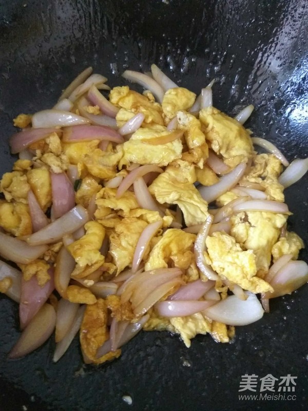 圓蔥炒雞蛋的做法-家常味炒菜譜