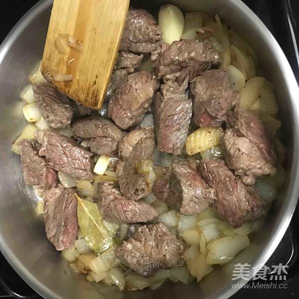 紅酒燉牛肉配糙米飯的做法-奶香味燉菜譜-易網(wǎng)健康養(yǎng)生網(wǎng) 紅酒燉牛肉配糙米飯的做法-奶香味燉菜譜