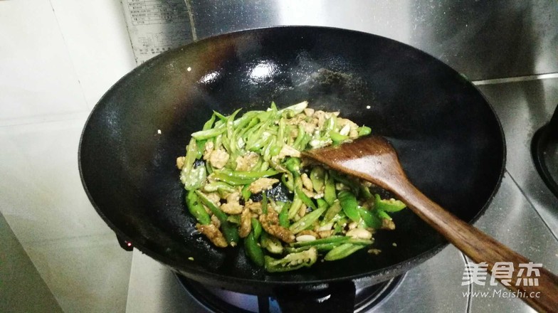 辣椒炒肉的做法-蒜香味炒菜譜