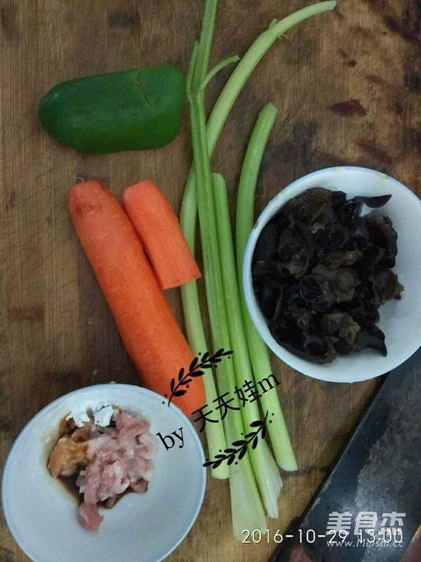 胡蘿卜木耳炒芹菜的做法-家常味炒菜譜