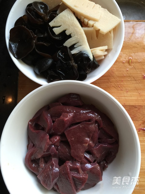 火爆豬肝的做法-香辣味炒菜譜-易網<a href=http://www.gyfww.com/ target=_blank class=infotextkey>健康養生</a>網 火爆豬肝的做法-香辣味炒菜譜