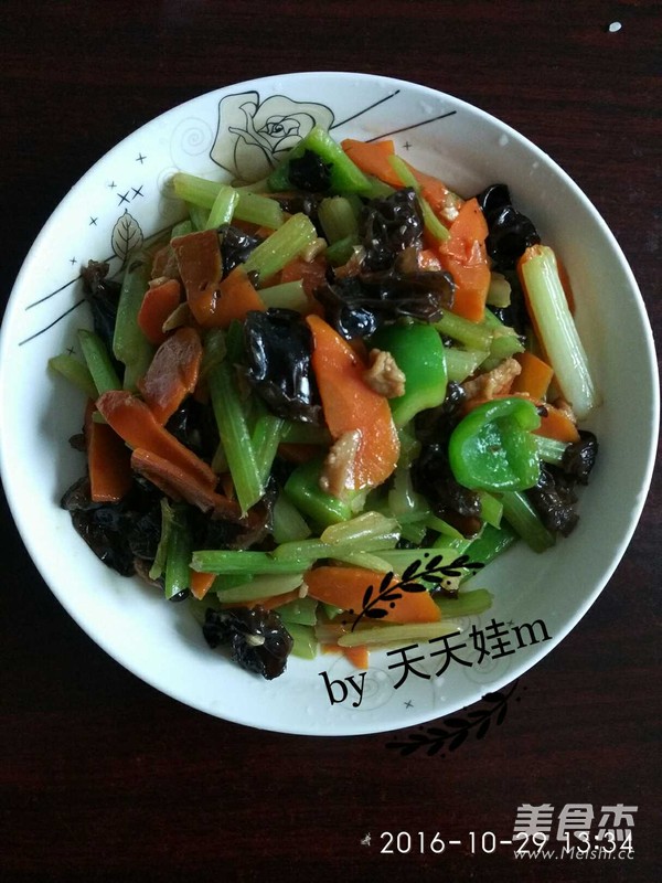 胡蘿卜木耳炒芹菜的做法-家常味炒菜譜