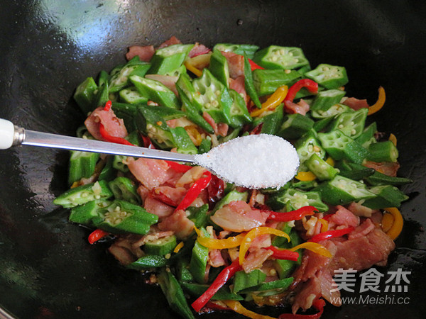 培根炒秋葵的做法-家常味炒菜譜