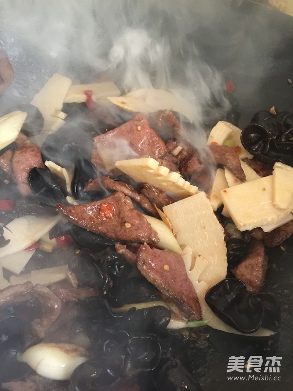 火爆豬肝的做法-香辣味炒菜譜-易網健康養生網 火爆豬肝的做法-香辣味炒菜譜