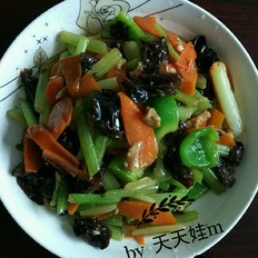 胡蘿卜木耳炒芹菜的做法-家常味炒菜譜