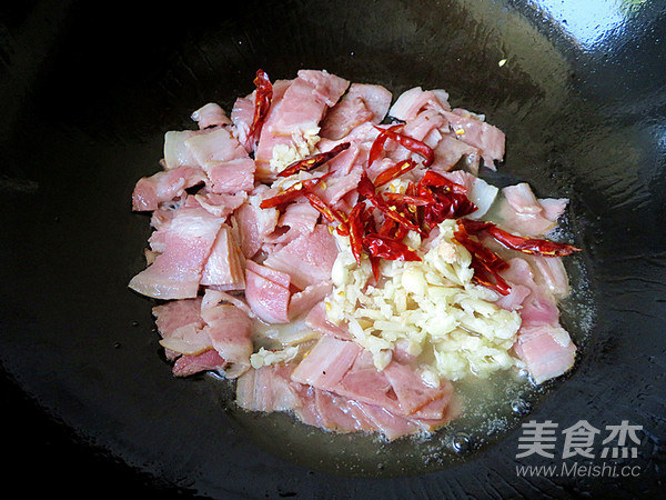 培根炒秋葵的做法-家常味炒菜譜