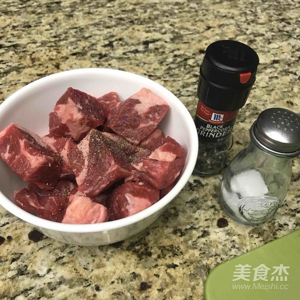 紅酒燉牛肉配糙米飯的做法-奶香味燉菜譜-易網(wǎng)<a href=http://www.gyfww.com/ target=_blank class=infotextkey>健康養(yǎng)生</a>網(wǎng) 紅酒燉牛肉配糙米飯的做法-奶香味燉菜譜