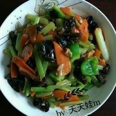 胡蘿卜木耳炒芹菜的做法-家常味炒菜譜