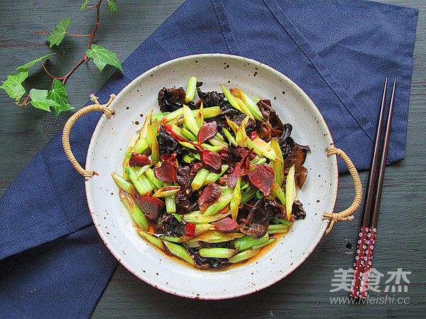 芹菜爆炒回鍋鴨胗的做法-家常味炒菜譜