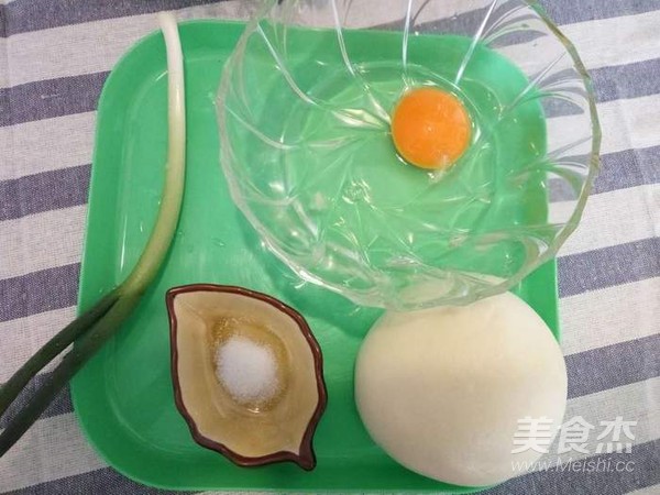 蔥香雞蛋煎饅頭片的做法-蔥香味煎菜譜