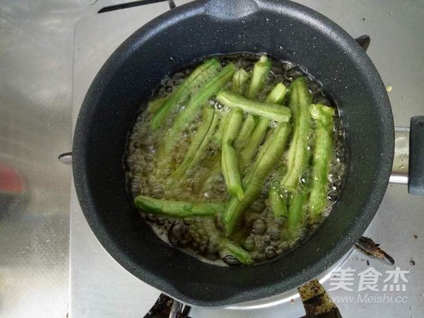 干煸四季豆的做法-家常味干煸菜譜