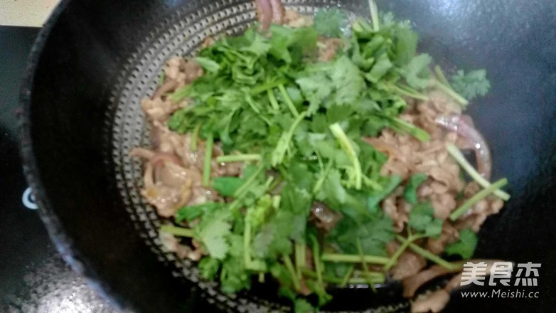 炒羊肉片的做法-蔥香味炒菜譜