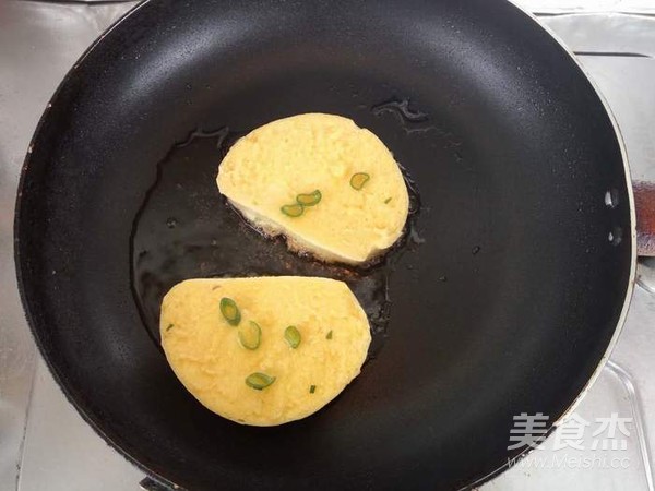 蔥香雞蛋煎饅頭片的做法-蔥香味煎菜譜