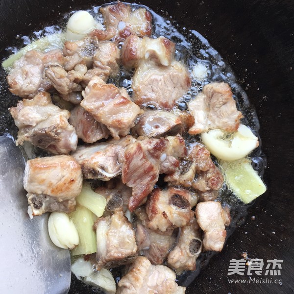 蒜苗炒排骨的做法-家常味炒菜譜