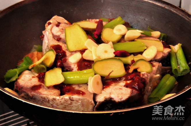 醬燜鰱魚的做法-咸鮮味燉菜譜