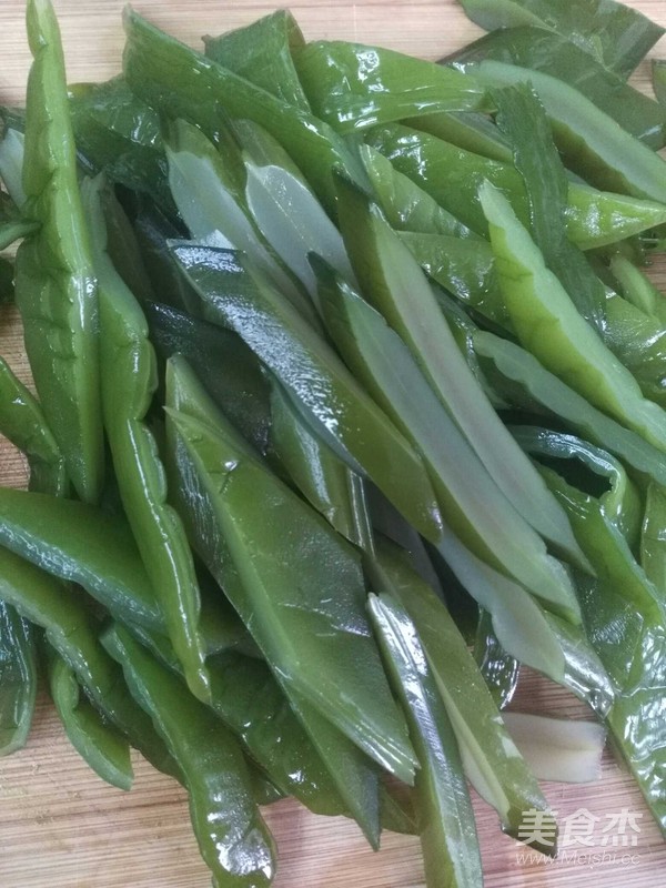 涼拌裙帶菜的做法-酸辣味拌菜譜-易網(wǎng)<a href=http://www.gyfww.com/ target=_blank class=infotextkey>健康養(yǎng)生</a>網(wǎng) 涼拌裙帶菜的做法-酸辣味拌菜譜