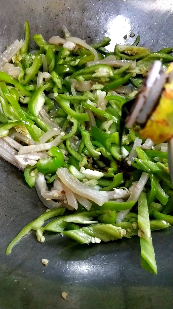 辣椒炒豬肉皮的做法-香辣味炒菜譜