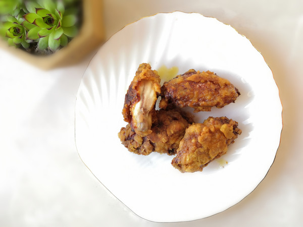 炸雞翅的做法-家常味炸菜譜-易網健康養生網 炸雞翅的做法-家常味炸菜譜