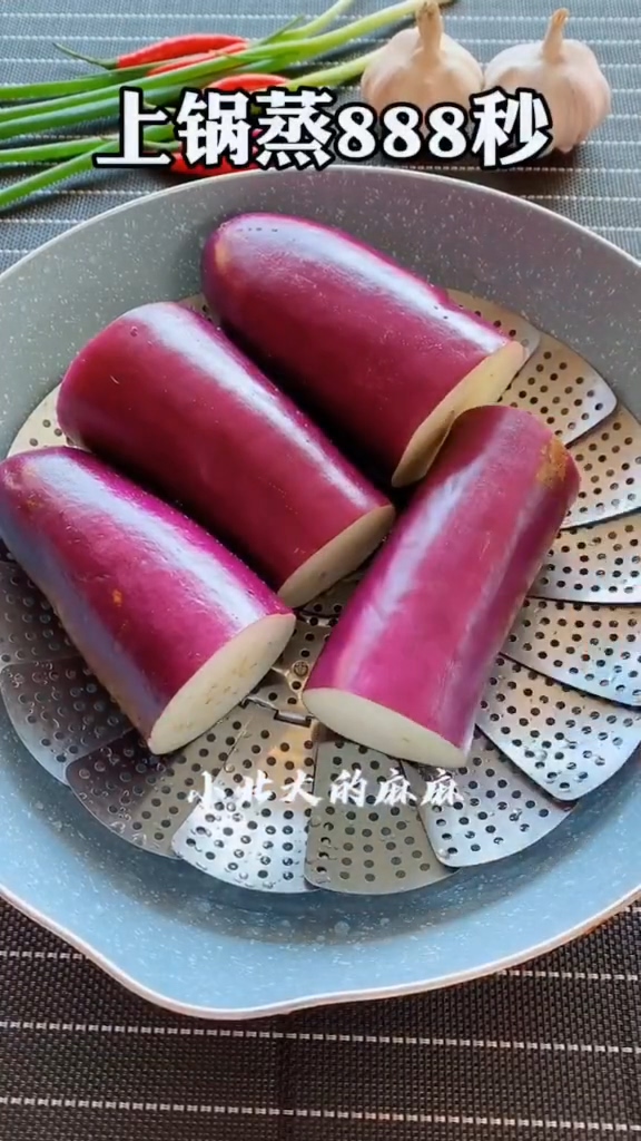 手撕茄子的做法-咸鮮味拌菜譜-易網(wǎng)<a href=http://www.gyfww.com/ target=_blank class=infotextkey>健康養(yǎng)生</a>網(wǎng) 手撕茄子的做法-咸鮮味拌菜譜