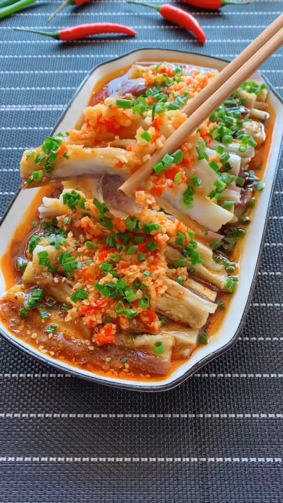 手撕茄子的做法-咸鮮味拌菜譜-易網(wǎng)健康養(yǎng)生網(wǎng) 手撕茄子的做法-咸鮮味拌菜譜