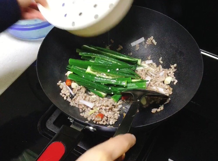 秋葵炒肉末的做法-咸鮮味炒菜譜