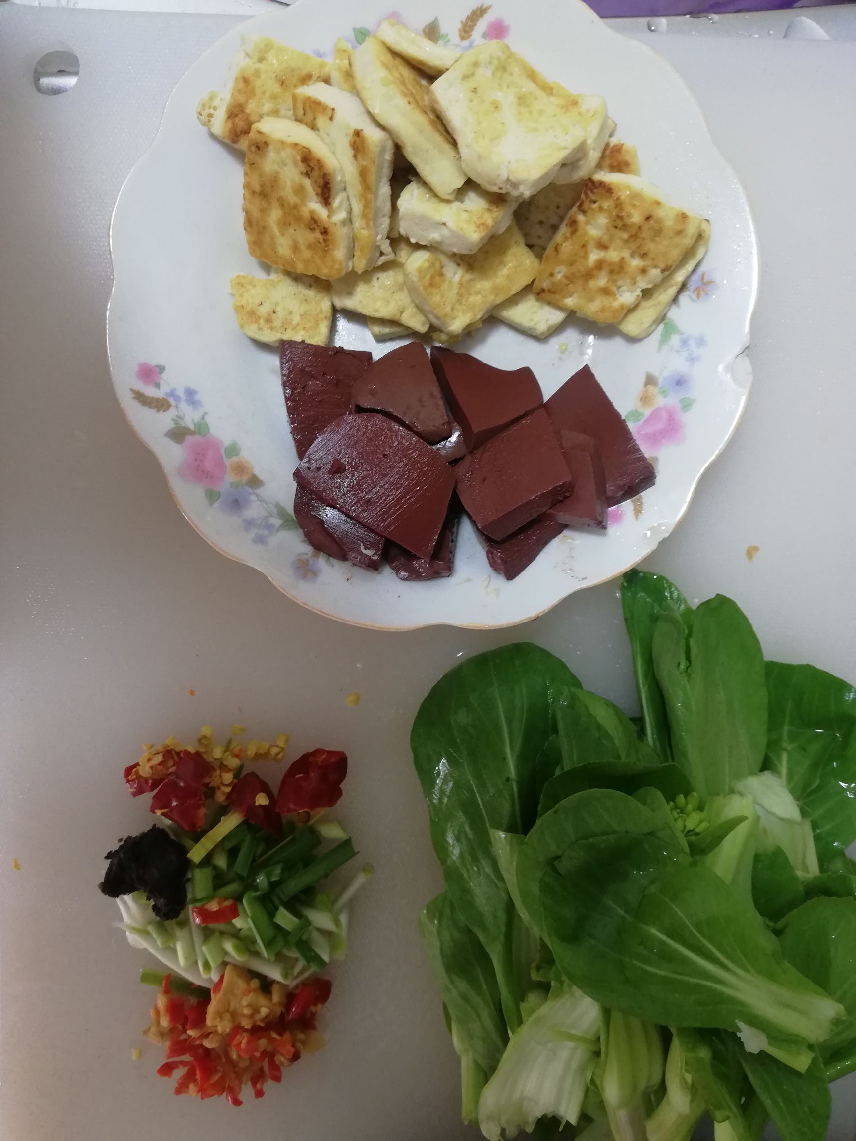 豬血豆腐菜心的做法-家常味煮菜譜-易網健康養生網 豬血豆腐菜心的做法-家常味煮菜譜