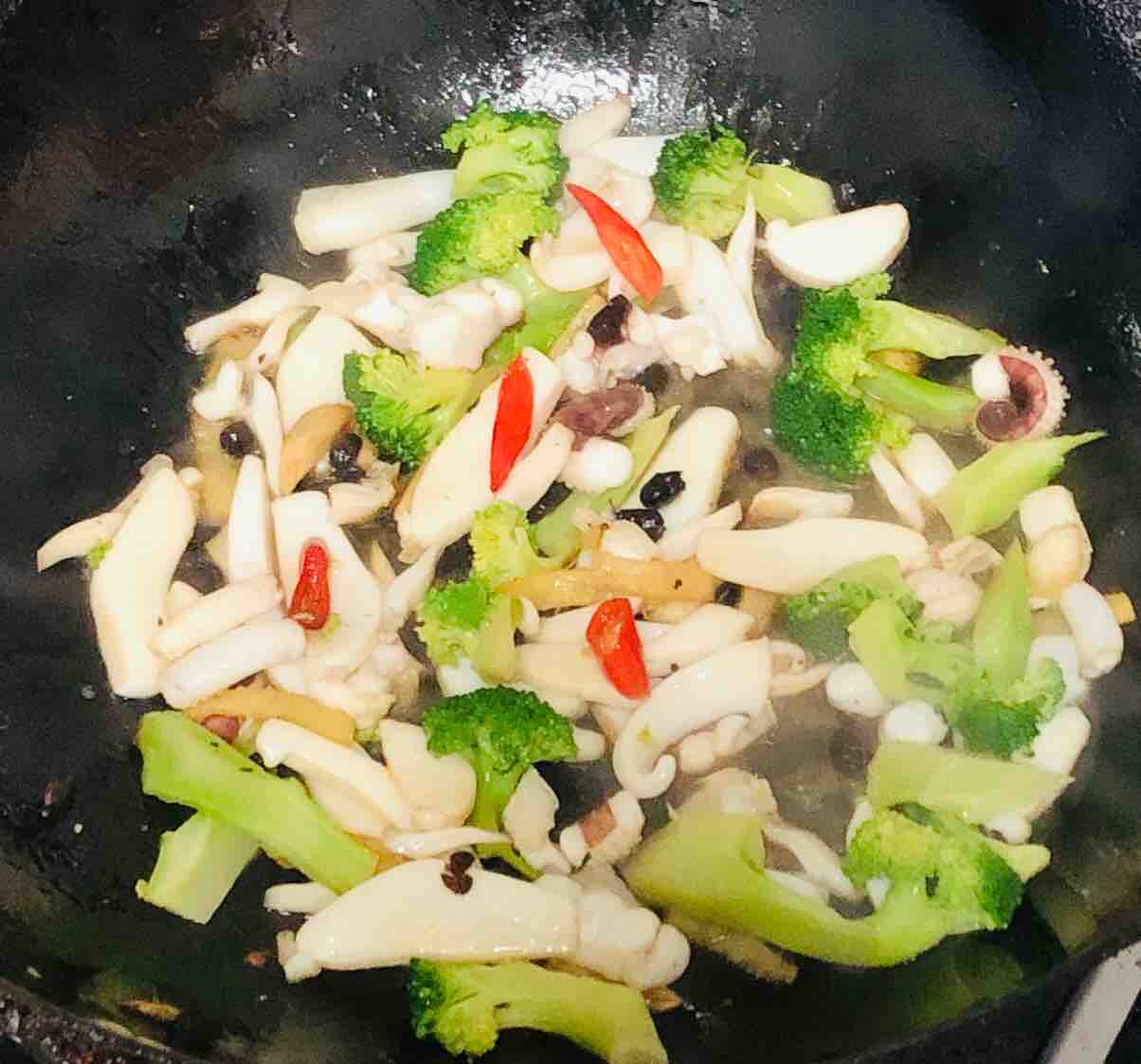 西蘭花炒魷魚(yú)的做法-咸鮮味炒菜譜-易網(wǎng)健康養(yǎng)生網(wǎng) 西蘭花炒魷魚(yú)的做法-咸鮮味炒菜譜