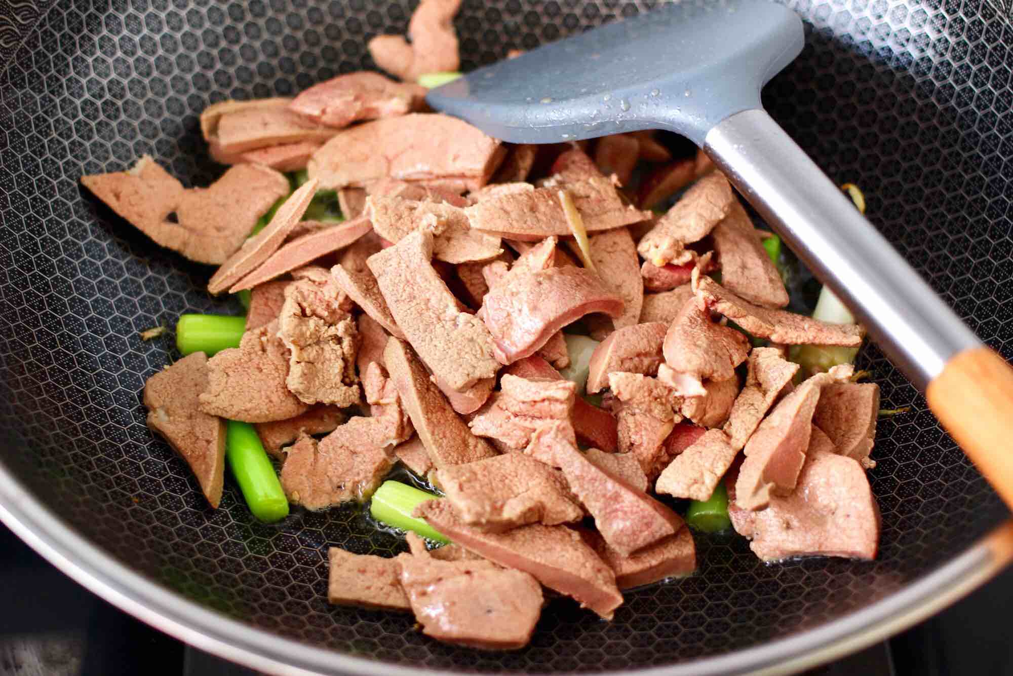 蒜苗爆肝尖的做法-蒜香味爆菜譜