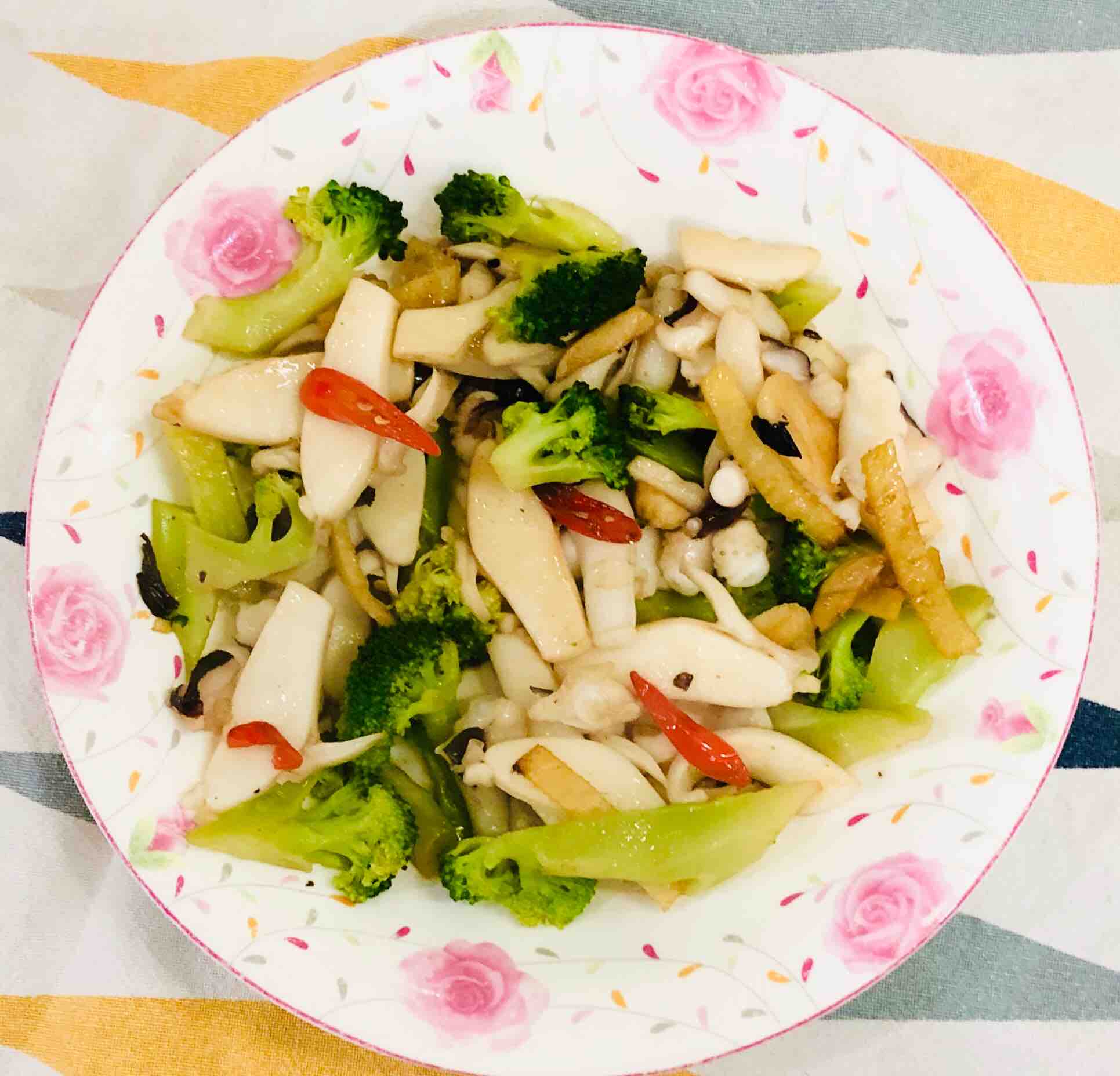 西蘭花炒魷魚(yú)的做法-咸鮮味炒菜譜-易網(wǎng)健康養(yǎng)生網(wǎng) 西蘭花炒魷魚(yú)的做法-咸鮮味炒菜譜