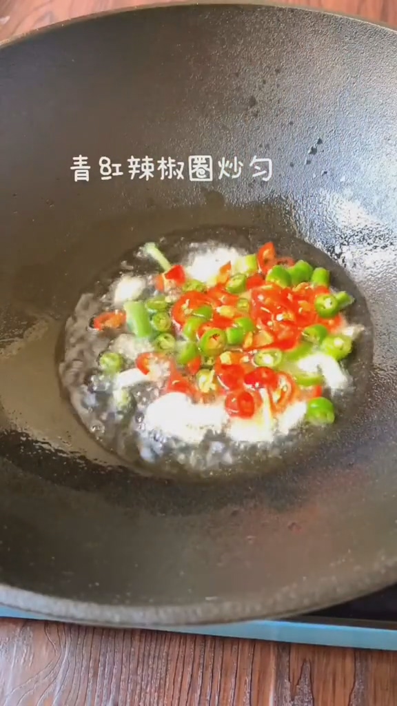 滑菇溜豆腐的做法-咸鮮味熘菜譜-易網(wǎng)<a href=http://www.gyfww.com/ target=_blank class=infotextkey>健康養(yǎng)生</a>網(wǎng) 滑菇溜豆腐的做法-咸鮮味熘菜譜