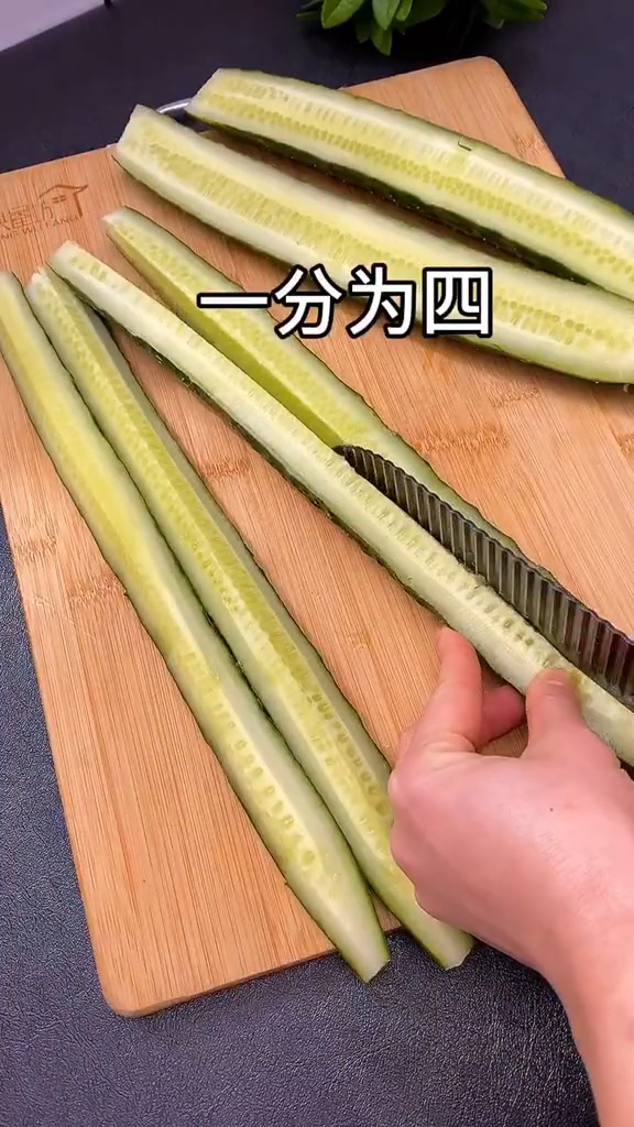 熗拌黃瓜的做法-咸鮮味拌菜譜-易網(wǎng)<a href=http://www.gyfww.com/ target=_blank class=infotextkey>健康養(yǎng)生</a>網(wǎng) 熗拌黃瓜的做法-咸鮮味拌菜譜