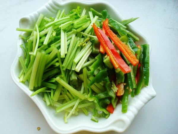 毛芹菜炒牛肚的做法-家常味炒菜譜