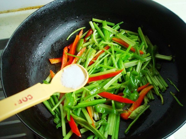 毛芹菜炒牛肚的做法-家常味炒菜譜