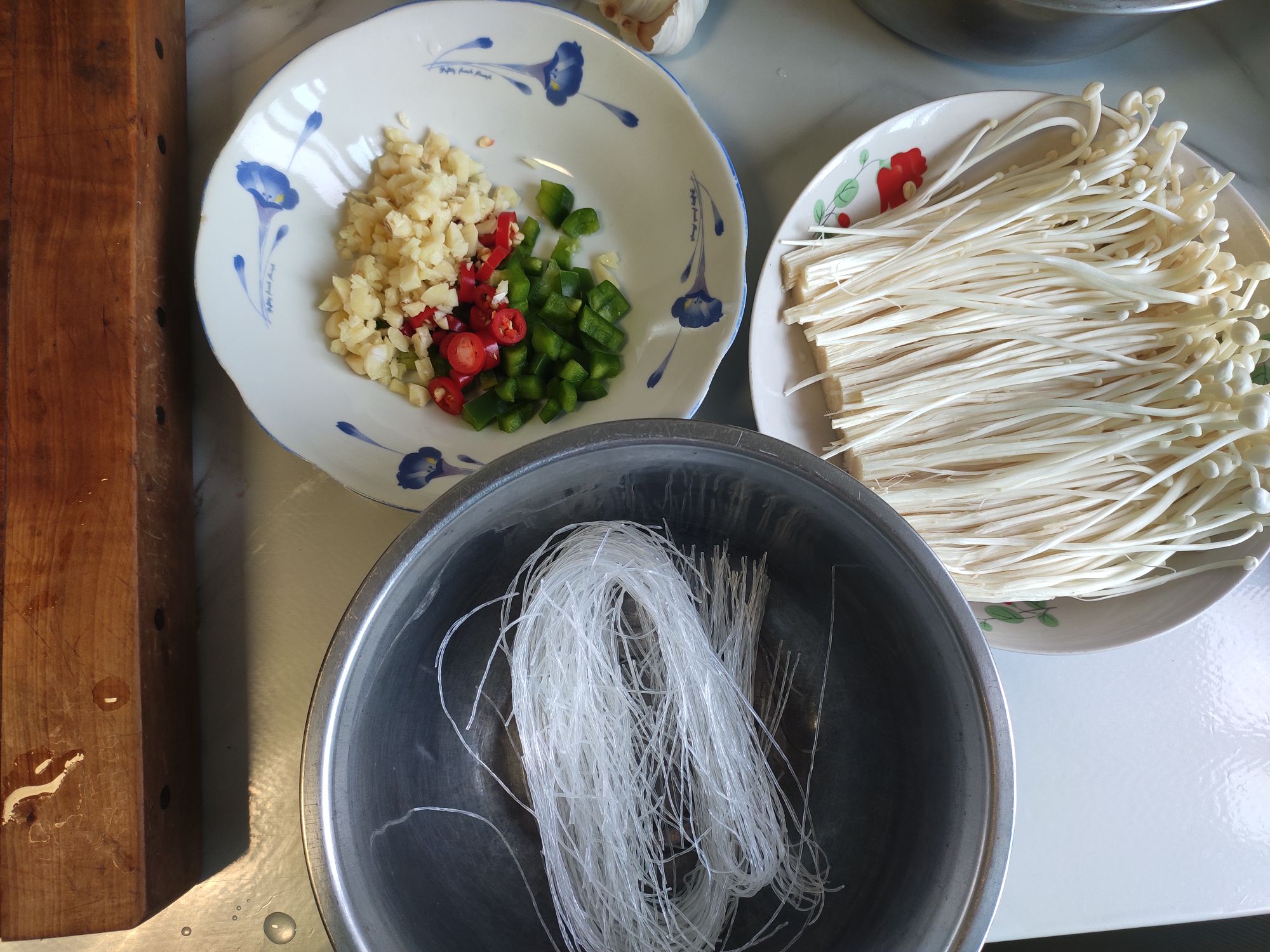 酸辣金針菇的做法-酸辣味蒸菜譜