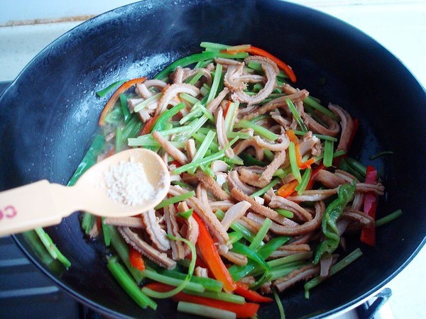 毛芹菜炒牛肚的做法-家常味炒菜譜