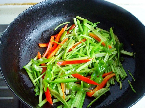 毛芹菜炒牛肚的做法-家常味炒菜譜