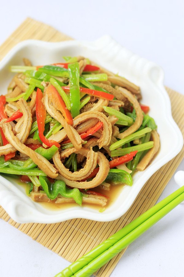 毛芹菜炒牛肚的做法-家常味炒菜譜