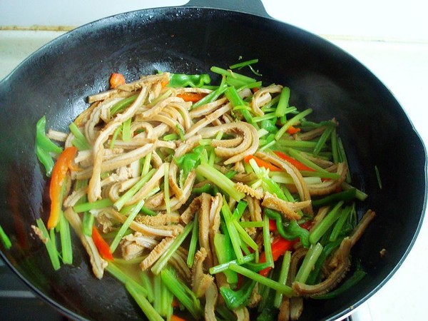 毛芹菜炒牛肚的做法-家常味炒菜譜