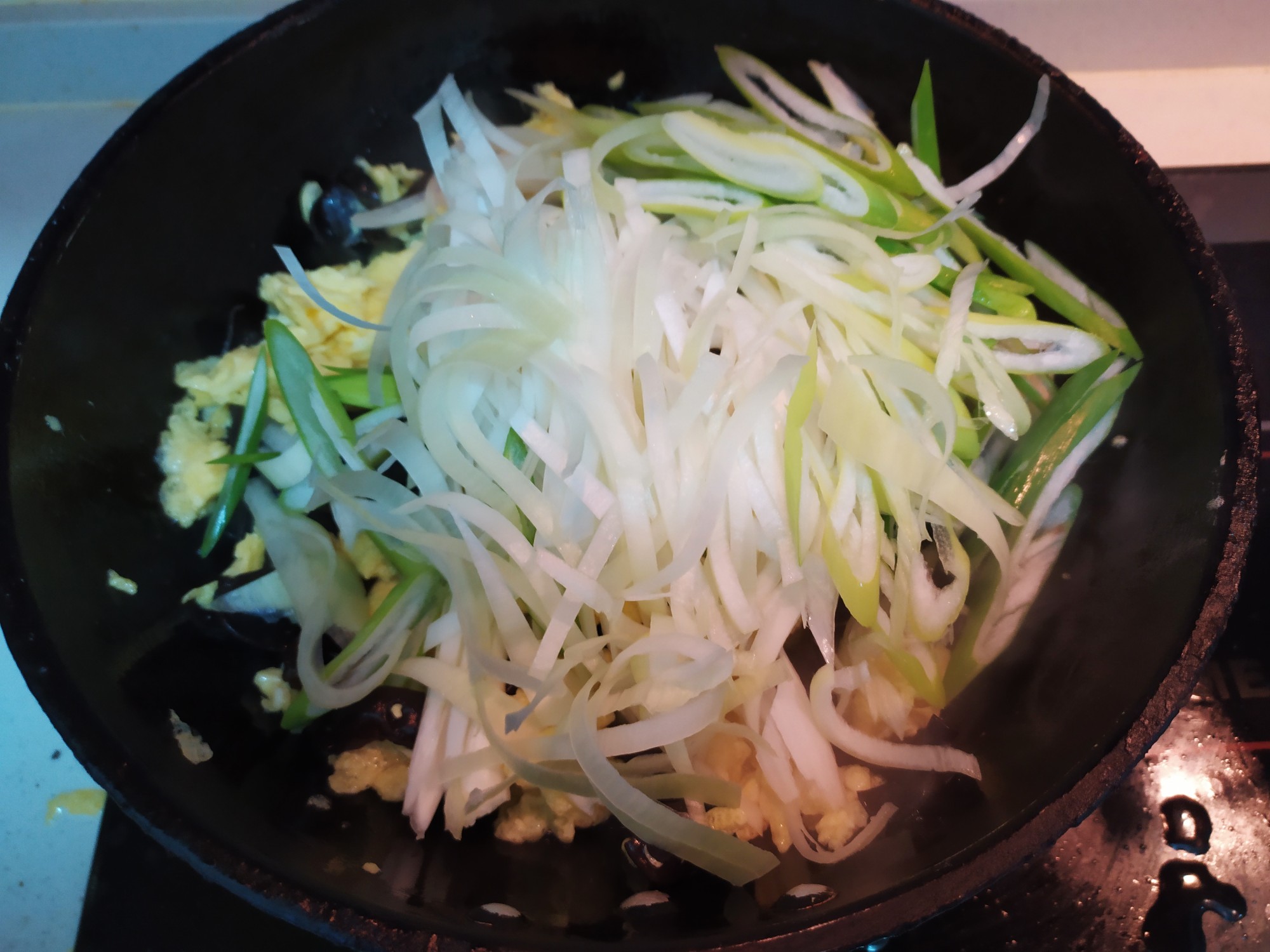 蔥白炒雞蛋木耳的做法-家常味炒菜譜