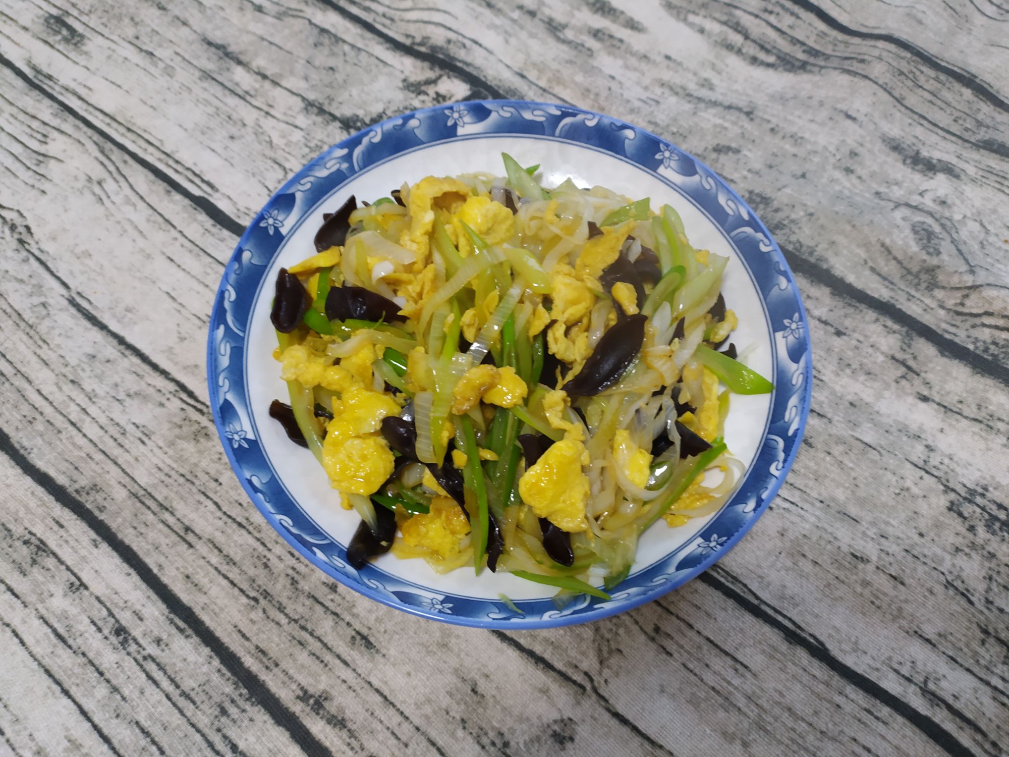 蔥白炒雞蛋木耳的做法-家常味炒菜譜