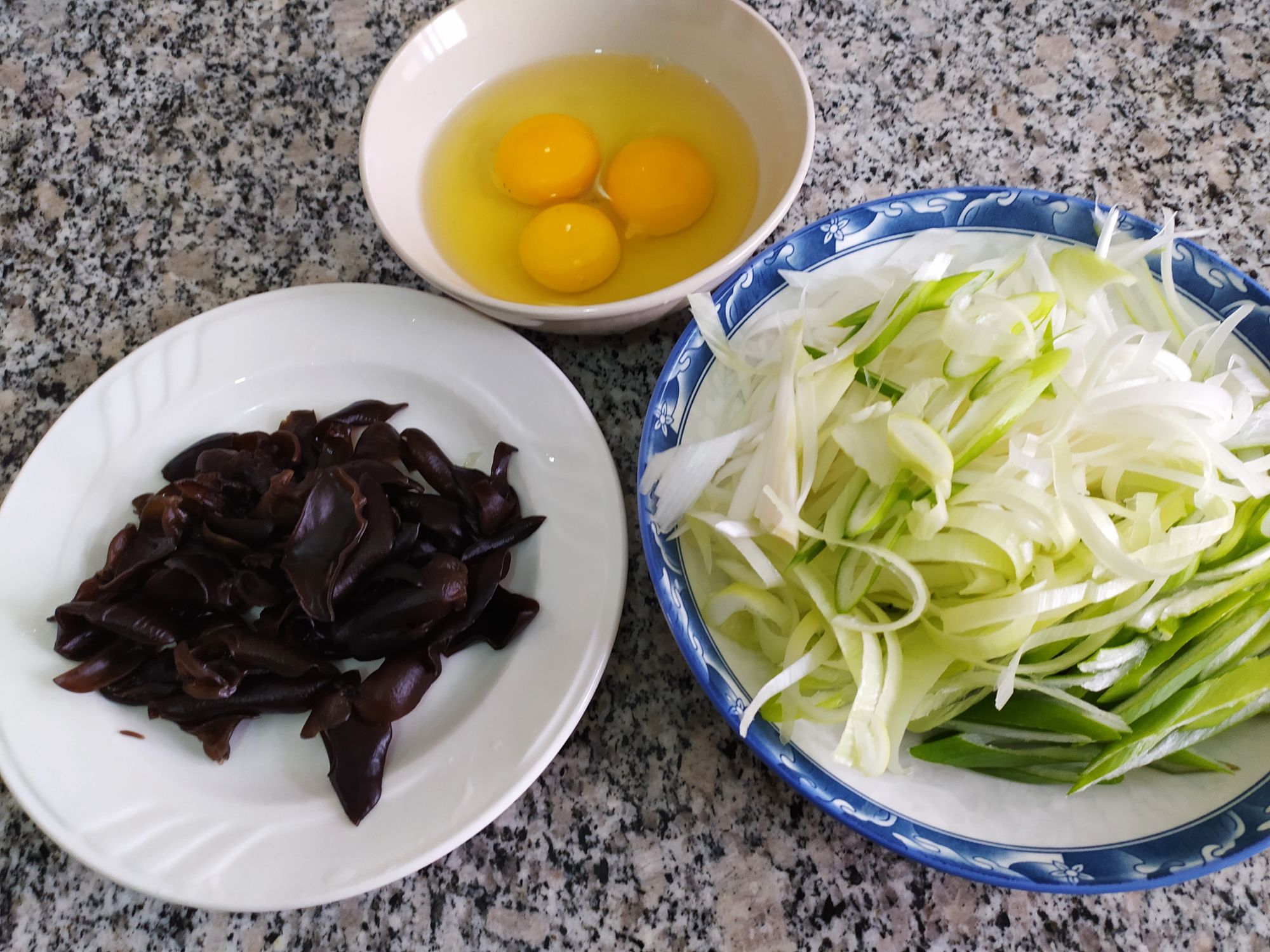 蔥白炒雞蛋木耳的做法-家常味炒菜譜