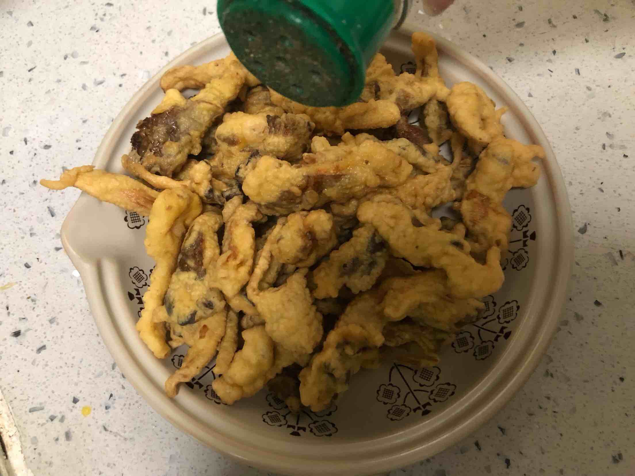 椒鹽平菇的做法-家常味炸菜譜