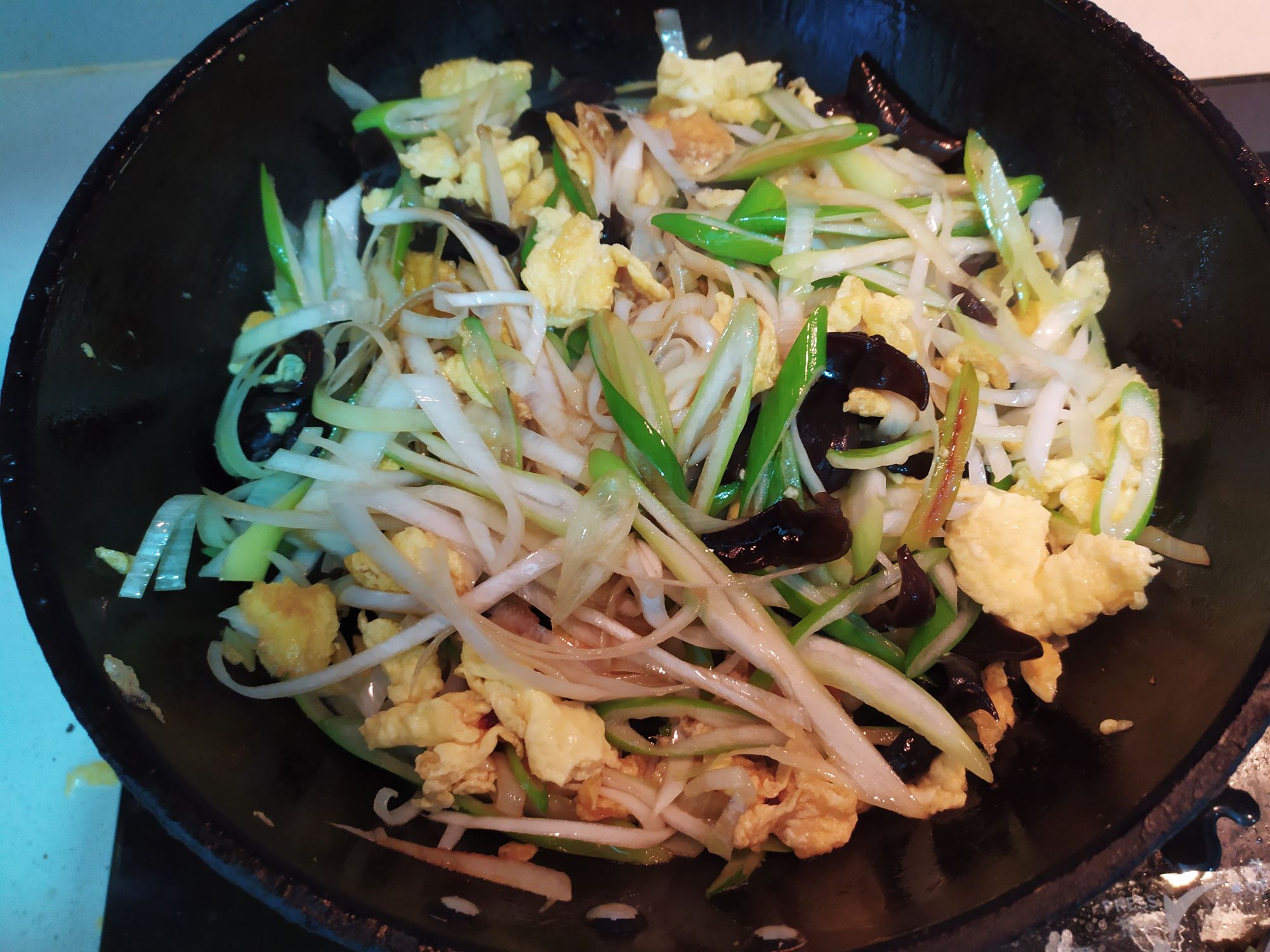 蔥白炒雞蛋木耳的做法-家常味炒菜譜